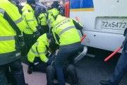 尹锡悦被逮捕后众生相：支持者集会痛哭咒骂，还有人静坐欢呼-中国石化网上营业厅